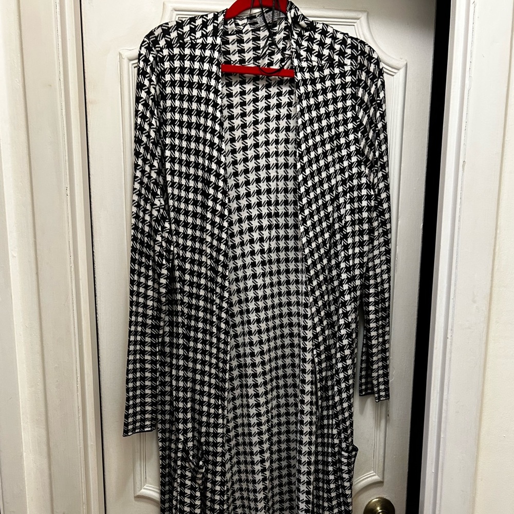 Women’s black and white open cardigan with 2 pockets. Lightweight.